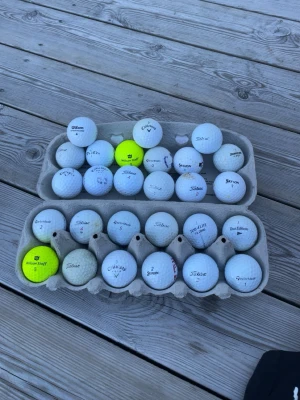 Golfbollar - Säljer en samling med vita och några gula golfbollar av olika märken, de är olika märken med c c+ skick perfekt för träning hör av dig vid frågor eller om du vill köpa mindre antal .26 stycken