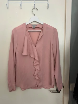 Koral blus - I jättefint skick förutom en liten fläck ( vet ej om den går bort i tvätt eller inte ) ( se bild 4 ) som man knappt ser.