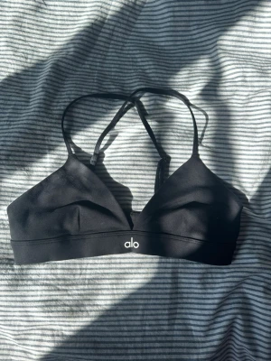 Alo yoga top bra  - Säljer denna bra från Alo yoga, heter ”Splendor Bra” på deras hemsida. Storlek S   Använd en gång   Köpbevis via mejl, fråga gärna om du är intresserad 