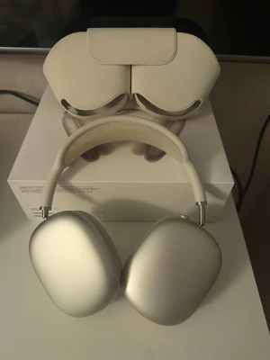 AirPods max - .AirPods Max , starlight har dom som färg, knappt någon repa på hörlurarna , bara höra av sig vad frågor, priset inte hugget i sten, använda kanske 2 månader, men otroligt bra skick, har även äktighetsbevis.