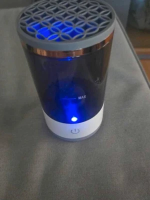 Elektrisk borstrengörare för sminkborstar - Praktisk elektrisk rengörare för sminkborstar i cylinderformad design. Färgen är svart och vit med detaljer i silver och blått ljus. Utrustad med ett gallerlock och USB-sladd för laddning. Perfekt för att snabbt och enkelt rengöra dina borstar.