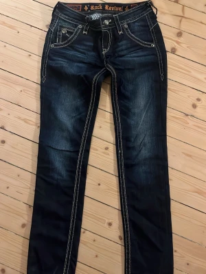 Lågmidjade jeans  - Säljer dessa skit coola rock revival jeans🤗