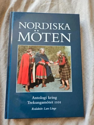 Nordiska Möten antologi - Boken 'Nordiska Möten' är en antologi med nyskrivna artiklar om mötet mellan Nordens tre kungar vid Kungälv 1101. Omslaget är blått med en bild av personer i historiska dräkter. Redaktör är Lars Linge.
