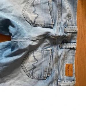 snygga jeans - väldigt låmidjade snygga jeans dem är utsydda så dem blev lite mer boutcut fråga om föer bilder💕