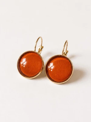 Orangeröda örhängen  - Tjusiga nya örhängen i färgen orangeröd.                       Mått: 16mm i diameter                                                        Material: Guldfärgad mässing. Glas                                 Örhängena skickas i en hård fin liten kartong där smycket är omsorgsfullt inslaget i vackert silkespapper.