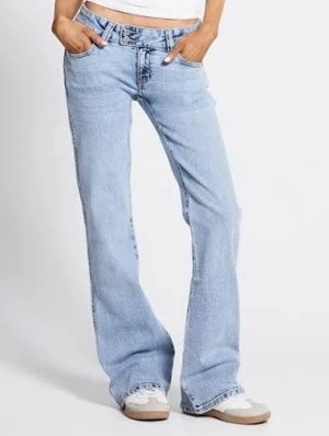 Ljusblå bootcut (lager 157) - Säljer ett par ljusblå bootcut jeans med snygg broderad detalj på bakfickan. Jeansen har klassisk femficksmodell, normal midja och är tillverkade i denim. Perfekta för dig som gillar en avslappnad men trendig look.