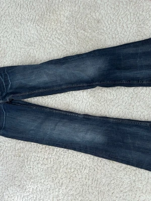 Mörkblåa jeans - Säljer jättefina mörkblåa jeans i storlek 23/30 jättefina och bra skick ❤️