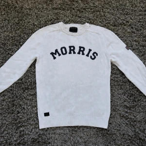 Stickad Morris tröja - Säljer denna riktigt feta Morris tröja i strl M Skick 9/10 Hör gärna av er vid frågor⭐️