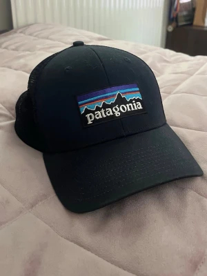 Svart Patagonia keps - Den är nästan helt ny och i super bra skick. Inga tecken på användning och snabb leverans! Skriv gärna för frågor.