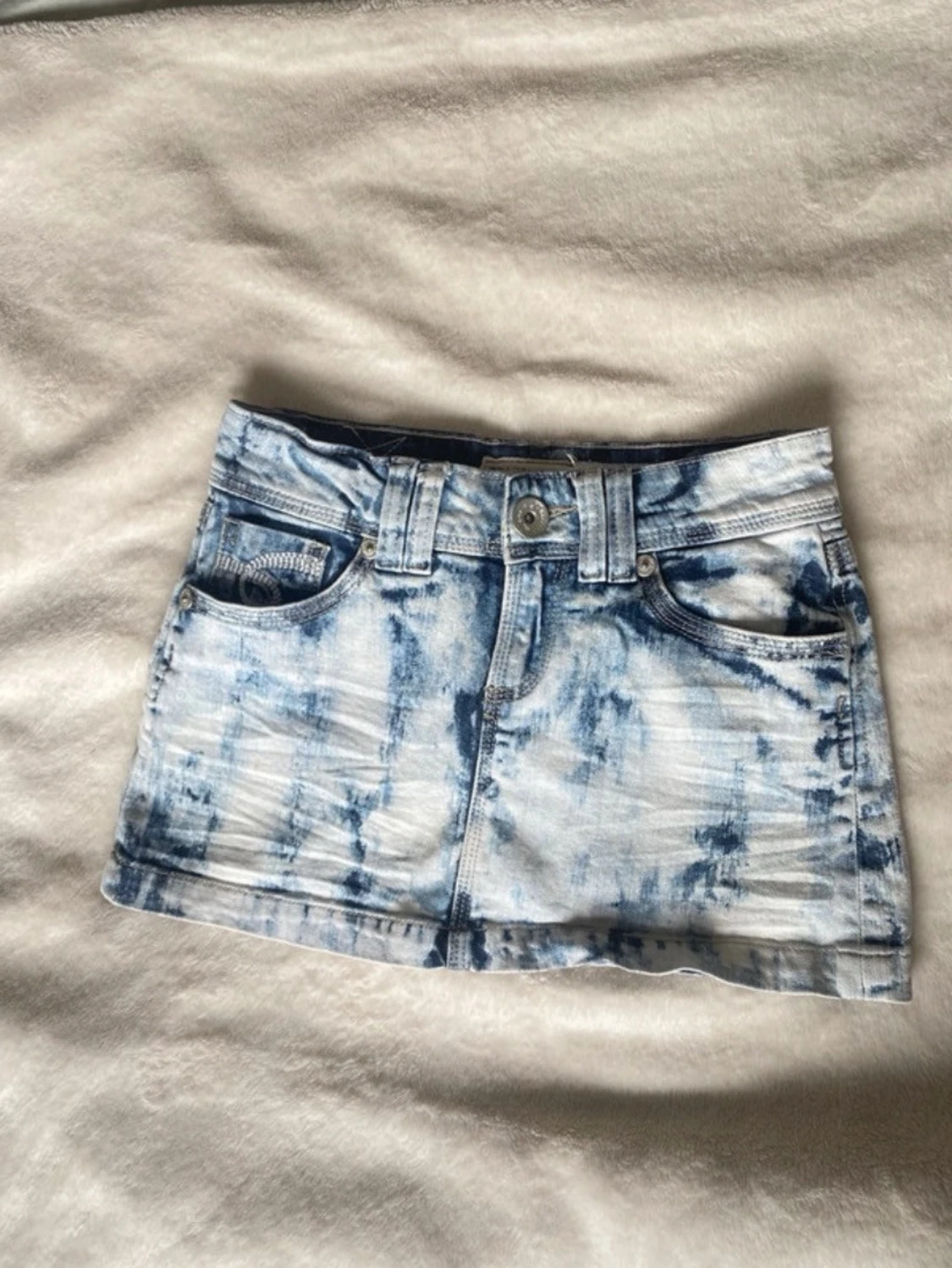 Blåvit kort jeanskjol med mönster - 1