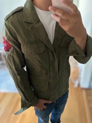 Olivgrön overshirt med broderad ros - Riktigt snygg, bra skick | storlek S men passar som M | skriv vid funderingar och följ för mer!