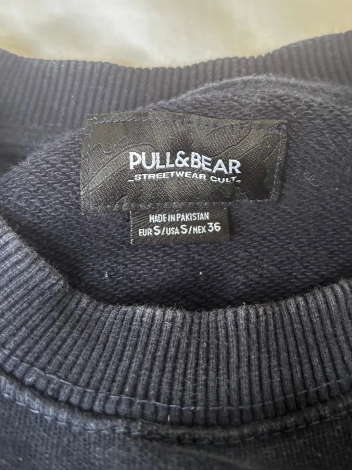 Svart sweatshirt från Pull&Bear - 1