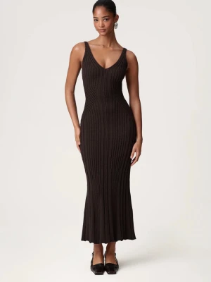Adoore lugo dress - Snygg brun långklänning i ribbad stickad kvalitet med v-ringning och breda axelband. Klänningen har en figurnära passform som framhäver siluetten och är perfekt för dig som gillar en stilren look. Helt ny!