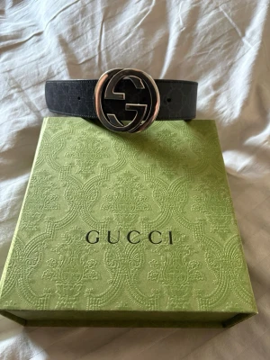 Gucci bälte - Gucci bälte svart, storlek 85. Bra skick, säljes för den blivit för liten. Kvitto och box finns! 