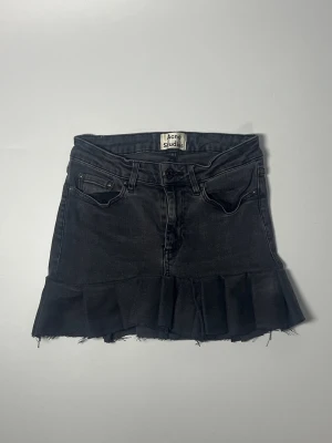 Acne jeanskjol - 👕 Plagg: Jeanskjol                                                          📏 Storlek: Midjemått 30                                                                                               ✨ Skick: Fint skick                                                        💬 Vid frågor är det bara att skriva!                                                                                          🛍️ Gramenti