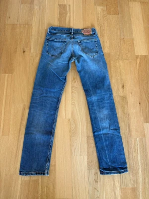 Levis jeans  - Ett par Levis jeans med sjukt fin tvätt och till ett riktigt fyndpris! Byxorna är i storlek 30/32 Och har innebens längd på 75cm och midja sida till sida på 35cm. Byxorna är i fint skick dock är lappen i bak trasig därav syns inte modellen. Skulle det vara några frågor så skriv annars fritt fram att köpa! (Postar inom 24h)