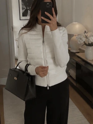 Moncler cardigan vit - Snygg vit moncler cardiganjacka i nytt skick använda bara några gånger, passar till allt. Om ni är intresserade är det bara och skriva💕💕