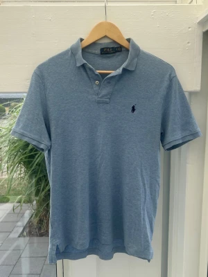 Ljusblå Ralph Lauren piké - Polo Ralph Lauren piké                                                     Schysst ljusblå färg                                                        I storlek S