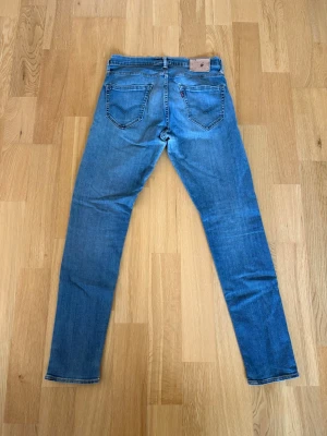 Levis jeans  - Ett par Levis jeans med sjukt fin tvätt och till ett riktigt fyndpris! Byxorna är i storlek 28/32 Och har innebens längd på 76cm och midja sida till sida på 38cm. Byxorna är i fint skick utöver att dem i bak strax ovanför fickorna har små hål dock inget som syns något särskilt samt att lappen i bak är sliten. Skulle det vara några frågor så skriv annars fritt fram att köpa! (Postar inom 24h)