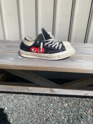Converse All Star  - Säljer mina Converse Allstar. Väldigt bra skick med få  täcken av användning. Box saknas men mer bilder kan skickas - pris kan diskuteras. 