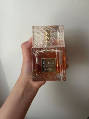 Khamrah parfym från Lattafa - 100ml från början. Locket är lite trasig men inget påverkar parfymen