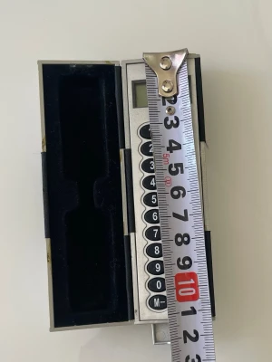 Vintage miniräknare  - Liten miniräknare med lock och svart/silverfärgat etui med Sweden-tryck på utsidan. Har tydliga knappar, display upptill och utdragbart fack för batteri i nederkant.