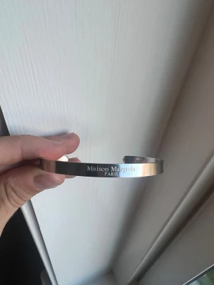 Maison Margiela silverarmband - Säljer mitt snygga Maison Margiela armband i fint skick. Hör gärna av er! 