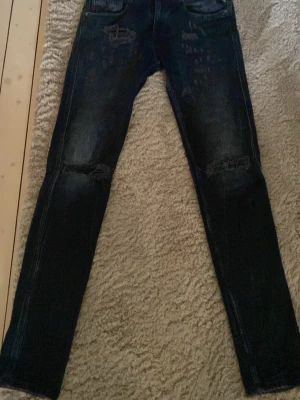 Mörkblå slitna jeans från Replay - Säljer ett par mörkblå jeans från Replay, modell Anbass. Storlek 29. Pris går att diskutera!!