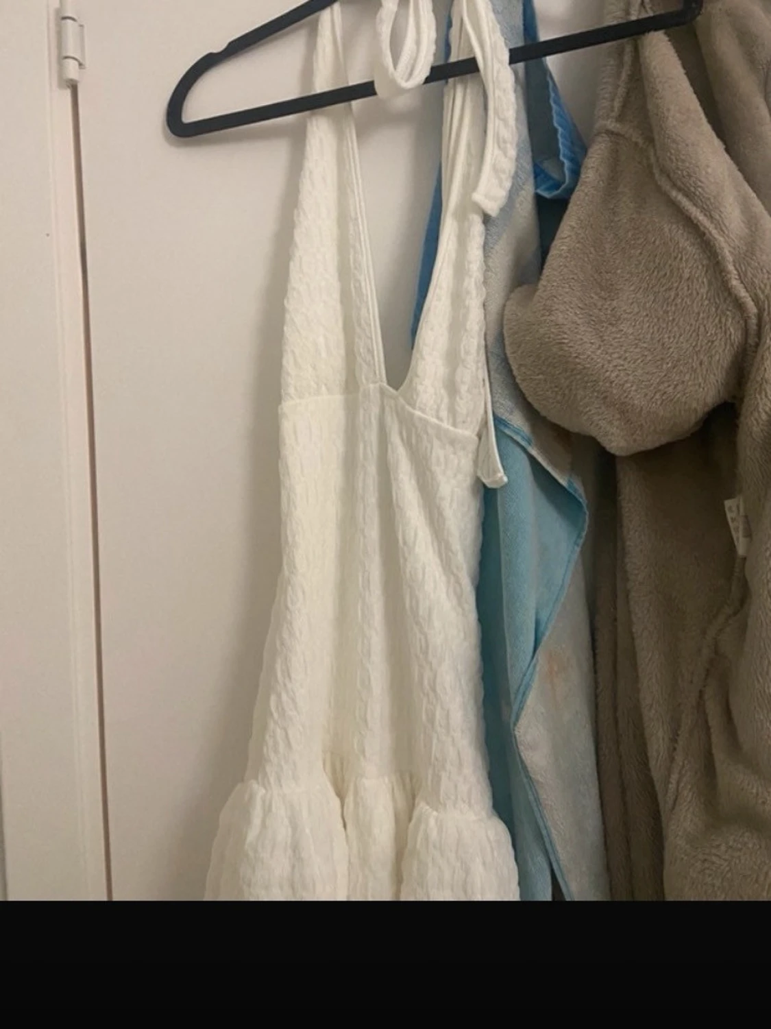 Vit ärmlös kortklänning med struktur - 1