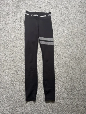 Svarta leggings från Stronger - Snygga svarta leggings från Stronger, inget tecken på användning!