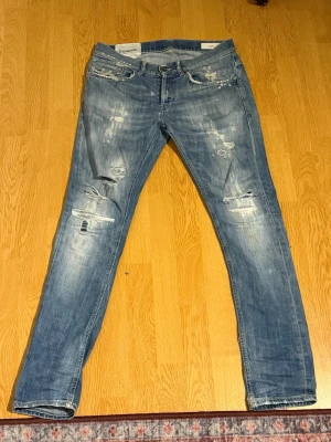 Dondup George  - Säljer dessa snygga Dondup jeansen som är i modlen George och är i storlek 30 som har lite hål men inget farligt. Hör gärna av er vid pris förslag🤝