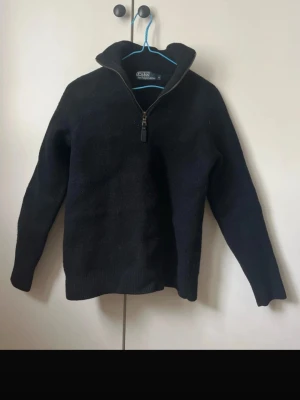 Ralph lauren tröja med halvzip - Tjock och varm tröja från Ralph lauren. Välanvänd men fortfarande i bra skick! Var stl M men krympte i tvätten och motsvarar nu xs. Pris kan diskuteras. Hör av er om ni har fler frågor!