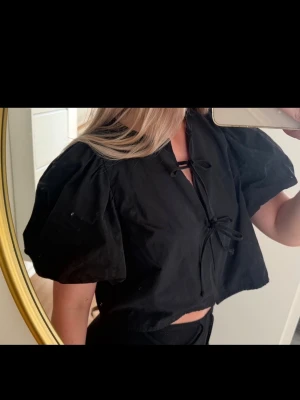 Svart blus med puffiga armar  - Säljer denna söta ’blusen’ med knytband och puffärmar!🖤🖤