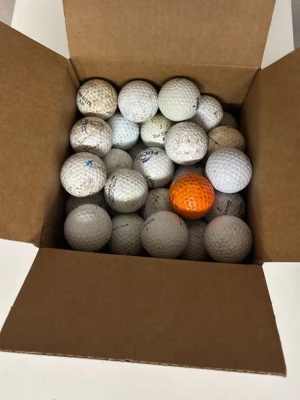 Träningsbollar. 40 pack - 40-pack träningsbollar. Perfekt för träning på rangen eller hemma. Blandade modeller med tydliga kosmetiska märken och slitage, bollarna kan även vara märkta RANGE.                            REKOMMENDERAS INTE FÖR SPEL PÅ BANAN!#1
