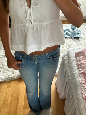 Lowwaist bootcut jeans - Säljer dessa helt otroliga jeansen från miss evie som jag köpte på vinted! De fick ett litet hål mellan benen så jag sydde över det med en lapp (bild 6,7) och det syns litegrann men inget man tänker på🥰🥰🥹 innebenslängden är runt 75 cm