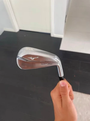 Mizuno MP-20 HMB järn 2  - Jag säljer en Mizuno MP-20 HMB järn 2 som är i nyskick. Klubban är inprincip helt ny och har endast använts fåtal gånger på range. Som man ser på bilderna är klubbhuvudet i toppskick och oanvänt. Skaftet på klubban N.S. Pro Modus³ Tour 120 stålskaft i stiff. Fungerar precis som den ska och säljs då den inte kommer till användning. Nypris på en sån klubba ligger på runt 2300-2800 och jag säljer den endast för 1495 kronor. Vid funderingar eller bud är det bara att kontakta mig.