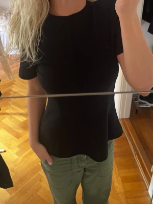 Svart topp - Svart bastopp med insydd midja, perfekt till alla tillfällen🖤 inga defekter! 