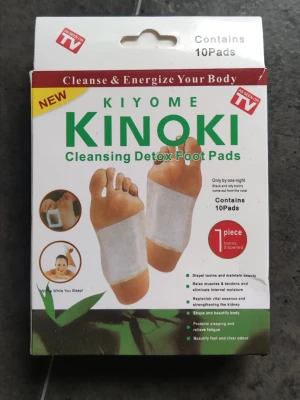 Kinoki detox fotplåster 10-pack - Kinoki Cleansing Detox Foot Pads är fotplåster som används för avgiftning under natten. Förpackningen innehåller 10 vita pads som fästs under fötterna. Plåstren sägs hjälpa till att rensa ut gifter, minska trötthet och förbättra sömn. Enkel att använda och perfekt för dig som vill testa detox.