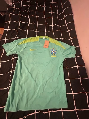 🇧🇷 Brasilien Matchtröja Grön – Storlek M – Helt Ny - Säljer en riktigt snygg Brasilien matchtröja i grön färg, storlek M. Tröjan är helt ny och oanvänd. Originalpåsen medföljer, även om den inte syns på bilderna.  ✅ Storlek: M ✅ Helt ny och oanvänd ✅ Originalpåse medföljer ✅ Färg: Grön ✅ Bekväm passform och hög kvalitet ✅ Perfekt för fotboll, träning eller vardag ✅ Fraktas samma dag eller senast dagen efter betalning ✅ Pris kan diskuteras vid snabb affär  📩 Skicka gärna ett meddelande vid intresse eller om du vill ha fler bilder!