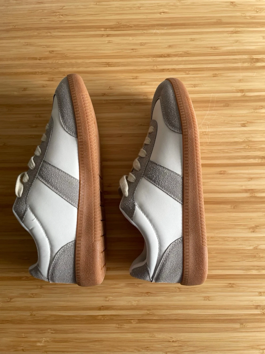 Vita och beige sneakers med mockadetaljer - 2