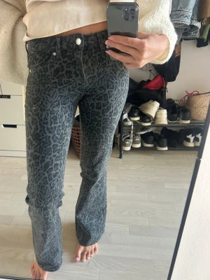 Lågmidjade leopardmönstrade jeans - Jättesnygga leopardmönstrade bootcut jeans!!  Strl 32!!🤍