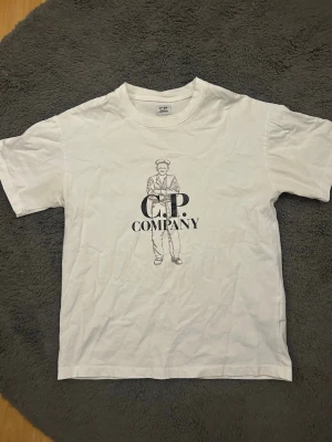 CP Company T-shirt  - Jätte fint skick. Storlek M. Vanlig passform. Hör av dig innan du köper! 