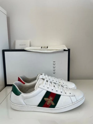 Gucci Ace Bee Skor - Säljer nu dessa Gucci Ace bee Skor i uk 7,5 som motsvarar 41,5, skriv för fler bilder/frågor🙌🏼