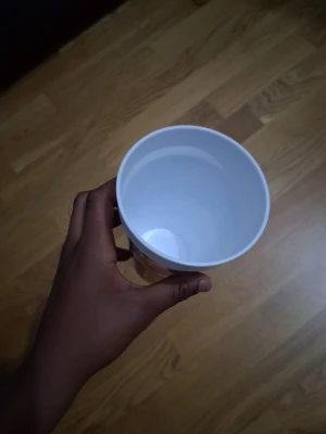 Son  plastmugg - En enkel vit plastmugg med rund form. Muggen är lätt och smidig att använda till dryck eller snacks. Passar perfekt till picknick, fest eller vardagsbruk. Tillverkad i tålig plast och har en slät yta.