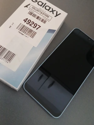 Samsung Galaxy A blå Android-mobil - Ny  Samsung Galaxy A 17 blå med stor skärm och tunna kanter. Telefonen har en modern design med rundade hörn och glasfront. Perfekt för dig som vill ha en stilren Android-mobil med bra Levereras med originalkartong