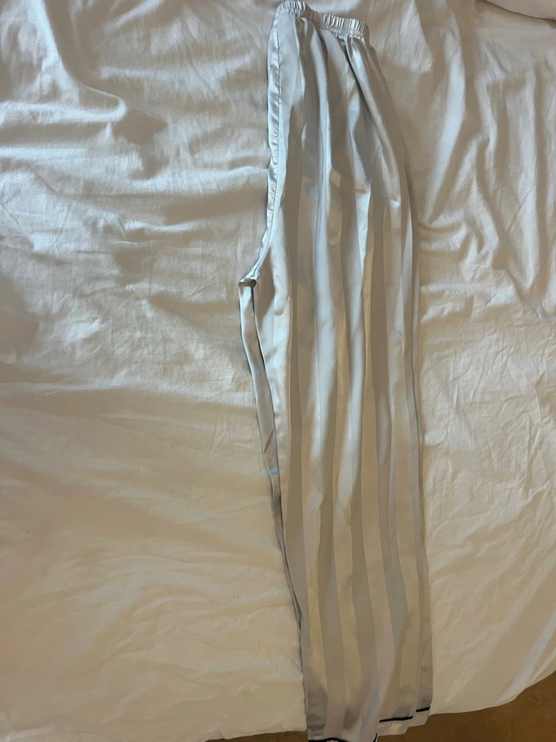 Silvrig randig pyjamas med hjärtdetalj - 2
