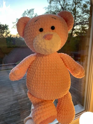 Stor virkad nalle💕🎁💝 - Supergullig handvirkad nalle i väldigt mjukt rosa garn. Nallen är en underbar present till t.ex ett dop eller nyfött barn. Materialet är gosigt och fluffigt, vilket gör den extra kramvänlig.
