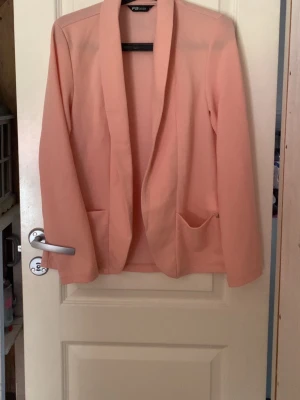 Ljusrosa kavaj från B Sister - Säljer en rosa kavaj från B sister, fin och bra skick, passar perfekt till sommaren, hösten och våren💕