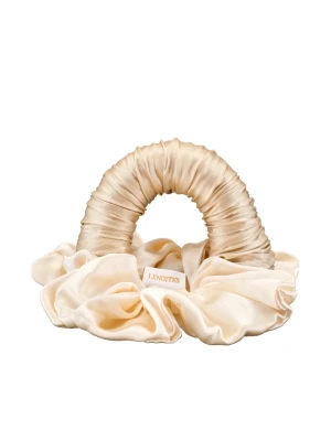 Krämvit scrunchie i siden - Säljer en lyxig heatless curlsfrån Linoites i krämvitt siden. Den är stor och fluffig med glansig finish och elastisk insida. Perfekt för att ge håret en elegant touch och skonsam mot håret tack vare det mjuka materialet. Endast använd 2 gånger, nypris 499kr mitt pris 249kr 