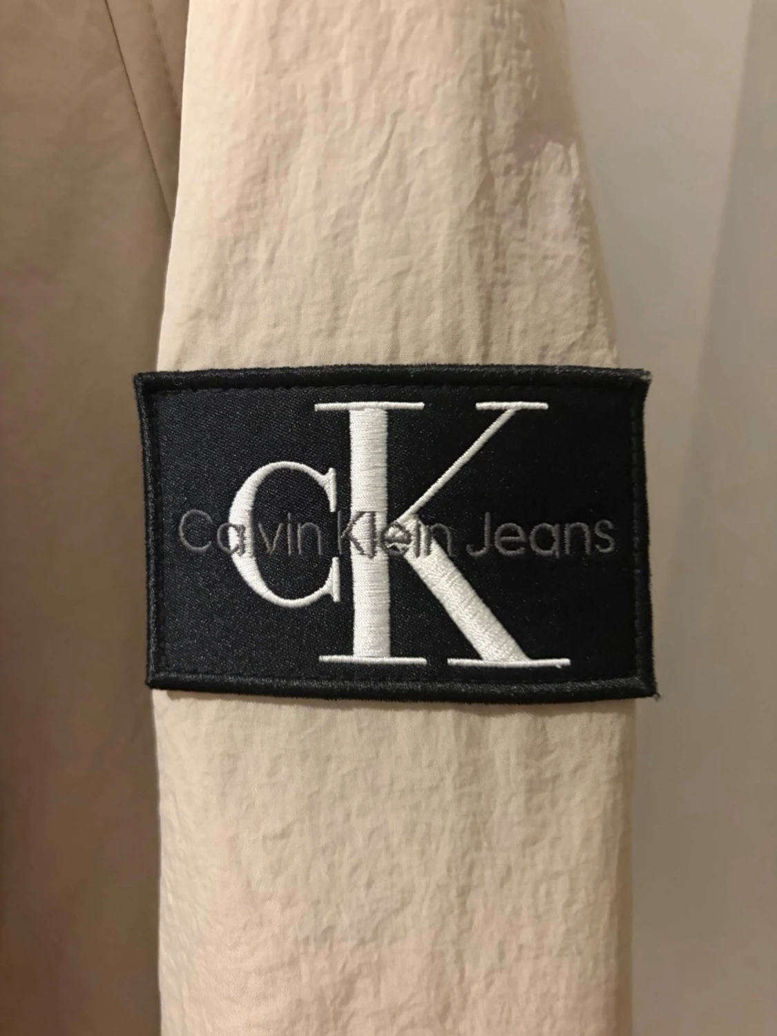 Beige vindjacka från Calvin Klein - 4